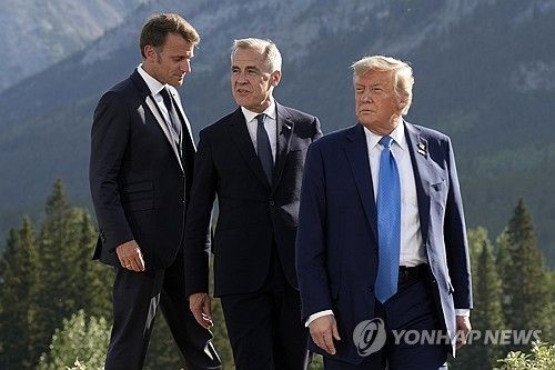 캐나다 G7 정상회의서 만난 트럼프 대통령과 마크롱 대통령