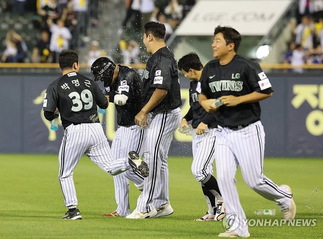 송찬의, 끝내기 땅볼로 LG 승리