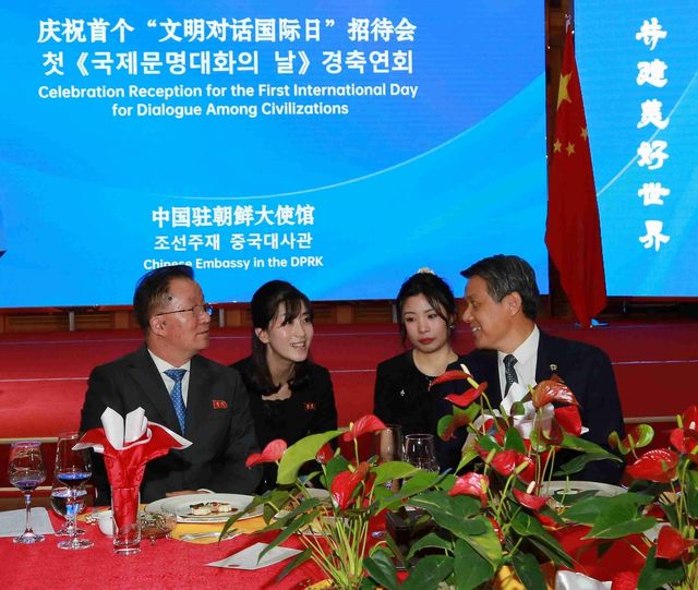 김선경 북한 외무성 부상(왼쪽)과 왕야쥔 주북 중국대사(오른쪽)