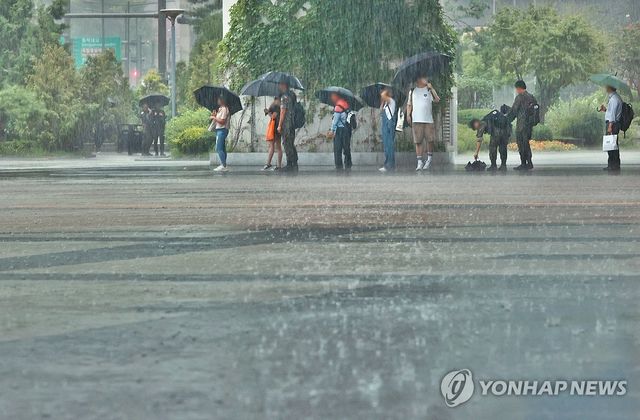작년 7월 22일 오전 서울 용산구 일대에서 우산을 쓴 시민들이 택시 승차를 기다리고 있다. [연합뉴스 자료사진]