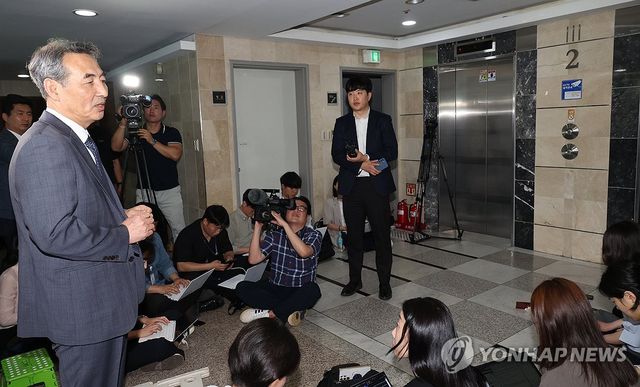 질문 답하는 민중기 특검