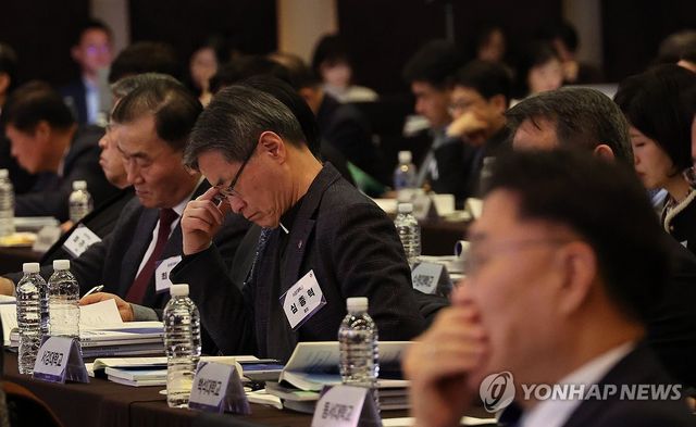 굳은 표정의 대학 총장들