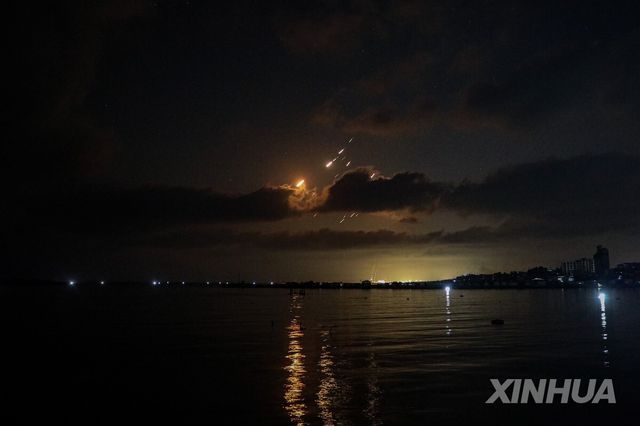 가자지구에서 바라본 이스라엘에 떨어지는 이란제 탄도미사일들