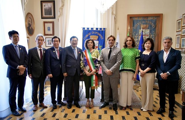 경주시와 이탈리아 폼페이시 관계자의 기념촬영