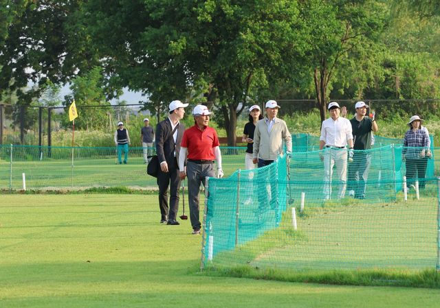 17일 탄천 파크골프장 시설을 둘러보는 조성명 강남구청장