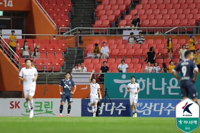 골세리머니를 펼치는 광주 정지훈