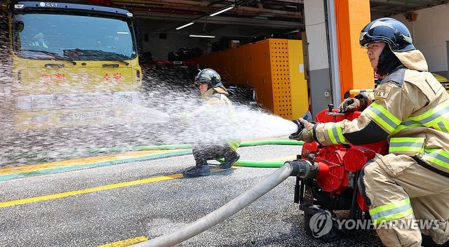 장마 대비 장비 점검하는 소방관들
