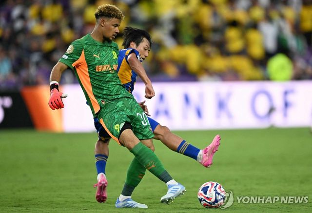 울산 고승범과 공을 다투는 마멜로디 골키퍼 론웬 윌리엄스(왼쪽).