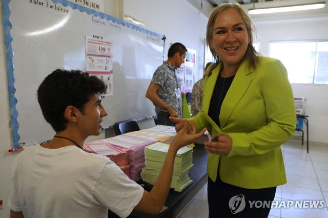 지난 1일(현지시간) 판사 선거에서 투표하는 실비아 로시오 델가도 변호사(오른쪽)