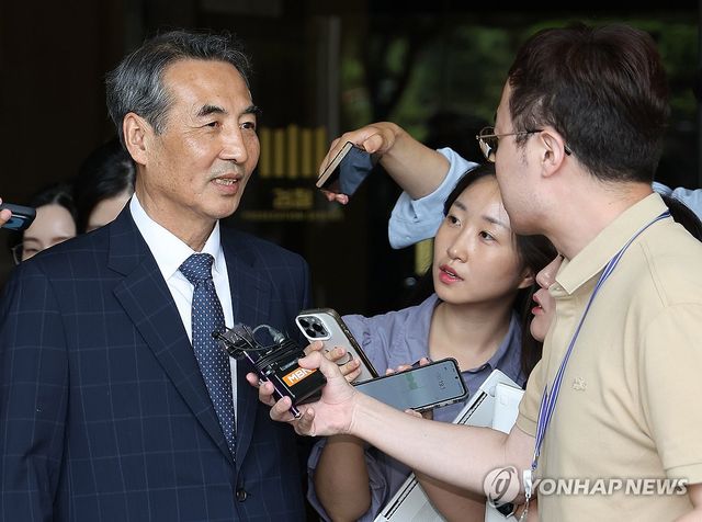 취재진 질문에 답하는 민중기 특검