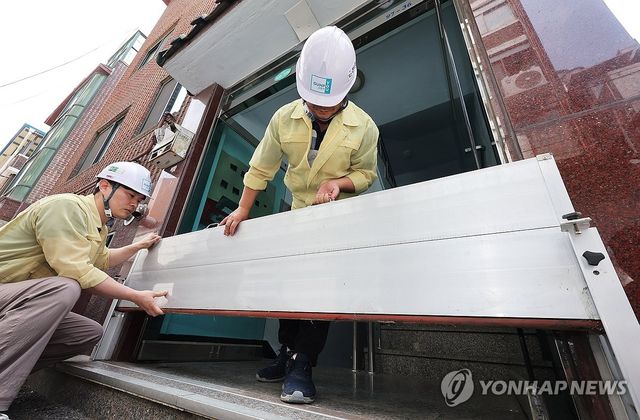 차수판 점검하는 공무원들