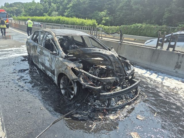 불에 다 타버린 차량