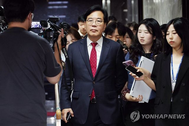 취재진 질문 받는 송언석 원내대표