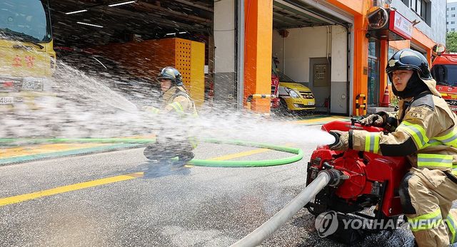 장마 대비 장비 점검하는 소방관들