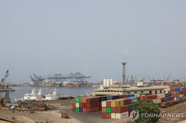 파키스탄 남부 카라치항 컨테이너들