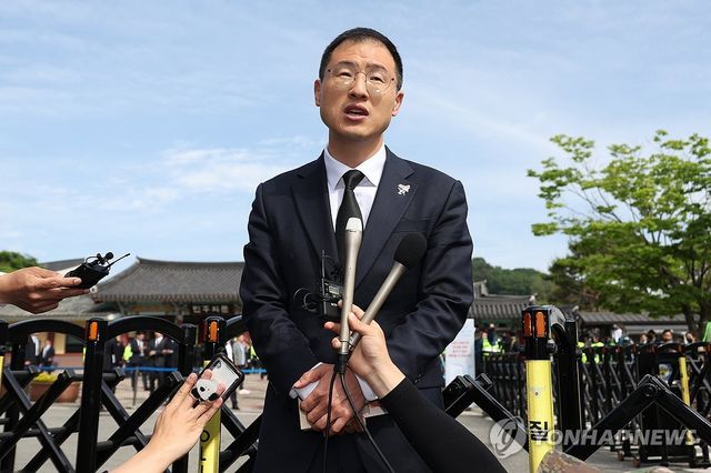 무소속 김상욱 의원, 국립5·18민주묘지 앞에서 민주당 입당 기자회견