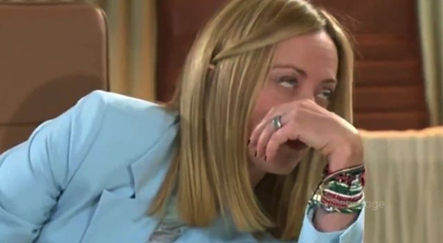 마크롱 대통령 귓속말에 눈알 굴리는 멜로니 총리