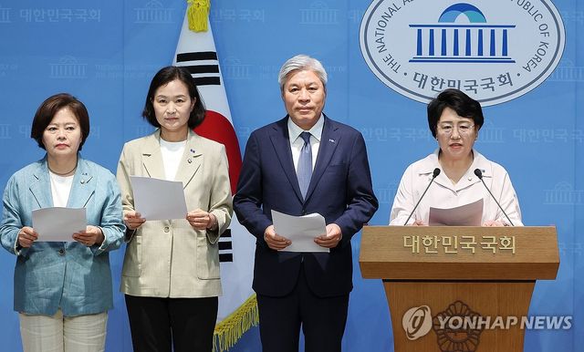 기자회견하는 조국혁신당 김선민 당 대표 권한대행