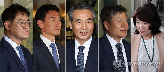 중앙지검 나서는 민중기 특검과 특검보들