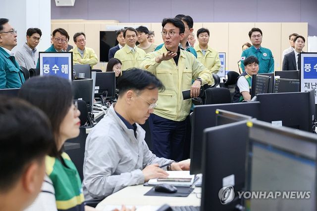 서울시 재난안전상황실 방문한 김민석 총리 후보자