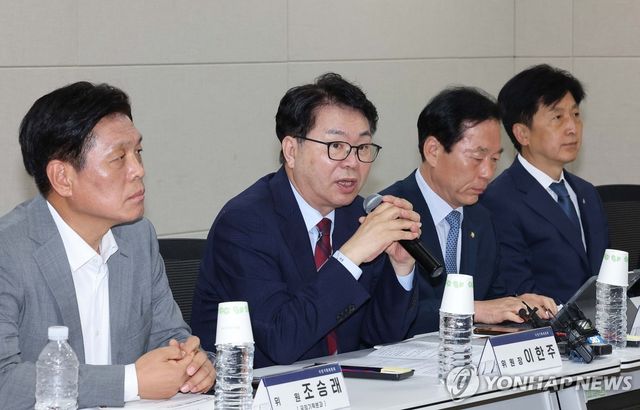 기재부 업무보고에서 발언하는 이한주 국정기획위원장