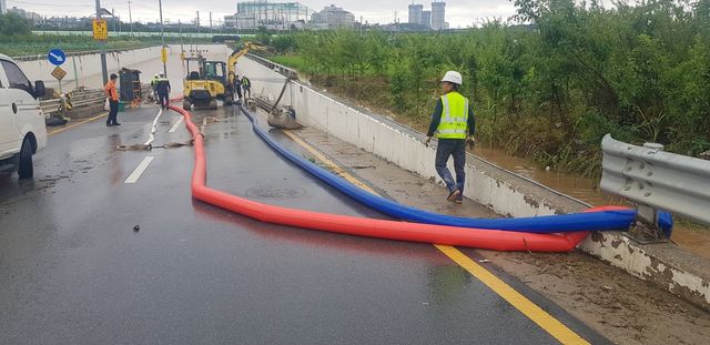 배수 작업 중인 평택 세교지하차도