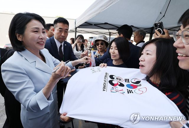 김혜경 여사, 캘거리 한인회 방문