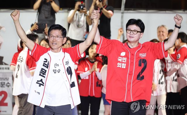 한동훈 전 대표 손 잡은 김문수 대선후보