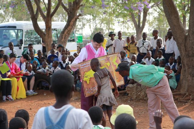 짐바브웨 청소년에게 한국을 소개하는 모습