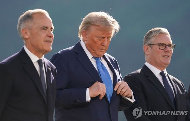 G7서 기념찰영하는 캐나다·미국·영국 정상