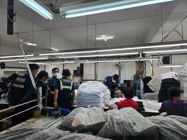 경찰이 급습한 서울 중랑구 가품 제조공장