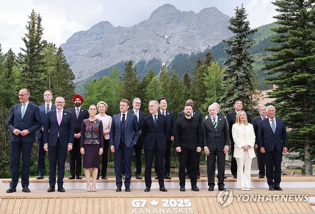 이재명 대통령, G7 정상 및 초청국 단체 기념촬영