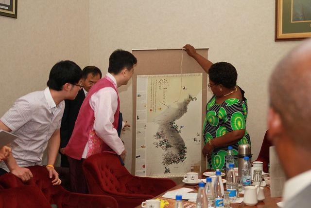 짐바브웨 전 부통령에게 한국을 소개하는 모습