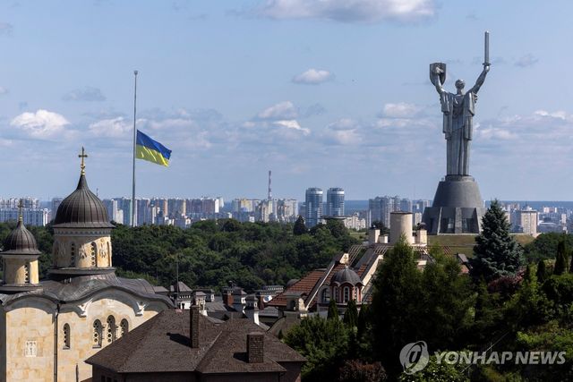 18일 키이우에 전날 공습 희생자들을 애도하기 위한 조기가 걸려 있다.