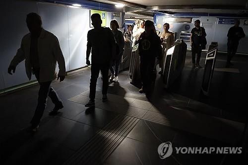 정전으로 운행 멈춘 지하철에서 빠져나오는 마드리드 시민들
