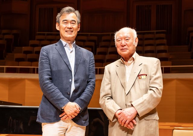 양성원(왼쪽) 연세대 교수와 쓰쓰미 쓰요시 산토리홀 관장