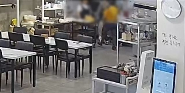 식당에서 소란 피우는 모습