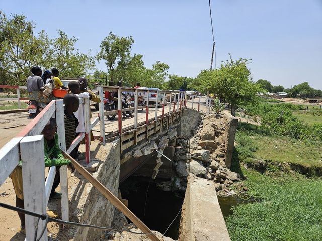 카메룬 최북단주에서 홍수로 파괴된 다리