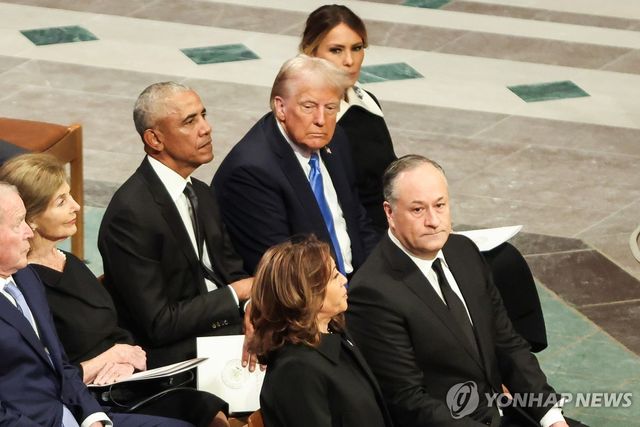 지난 1월 카터 전 미국 대통령 장례식 참석한 오바마와 트럼프 