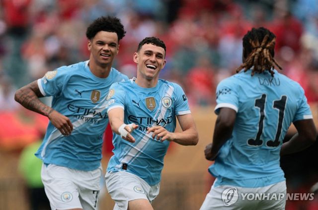 위다드와의 경기에서 골 넣고 기뻐하는 맨체스터 시티의 필 포든(가운데)