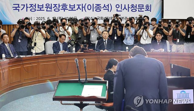 인사하는 이종석 국정원장 후보자