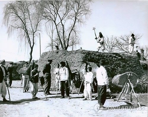 주민들이 전쟁으로 파괴된 지역을 보수하는 사진