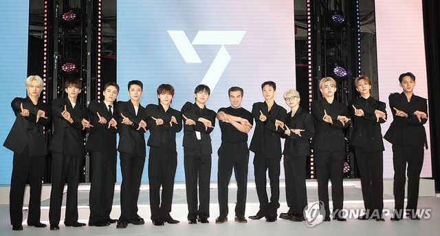 포즈 취하는 브라이언 체스키 에어비앤비 CEO와 세븐틴