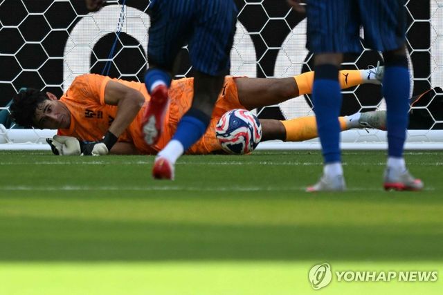 페널티킥 막아내는 알힐랄 골키퍼 야신 부누