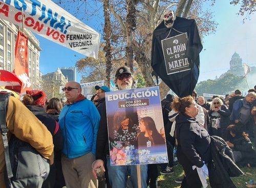 팻말을 든 크리스티나 페르난데스 전 대통령 지지자