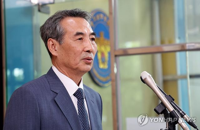 취재진과 질의응답하는 민중기 특검