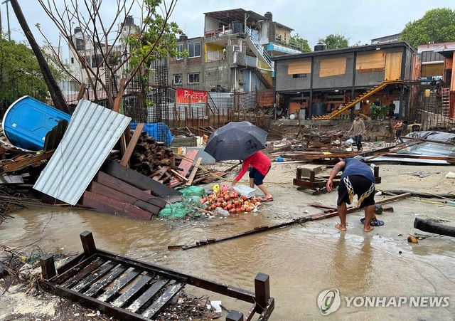 19일(현지시간) 허리케인 지나간 멕시코 서부서 피해 복구