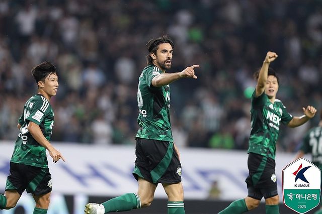 골 세리머니 하는 전북 콤파뇨