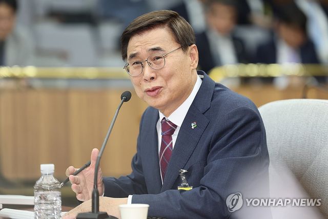 답변하는 이종석 국정원장 후보자