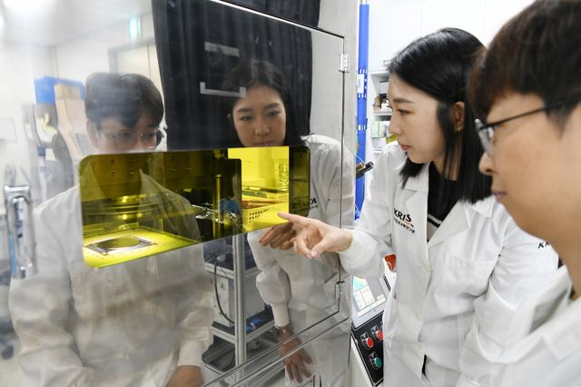 나노디스크 합성 장비 관측하는 표준연 연구팀 